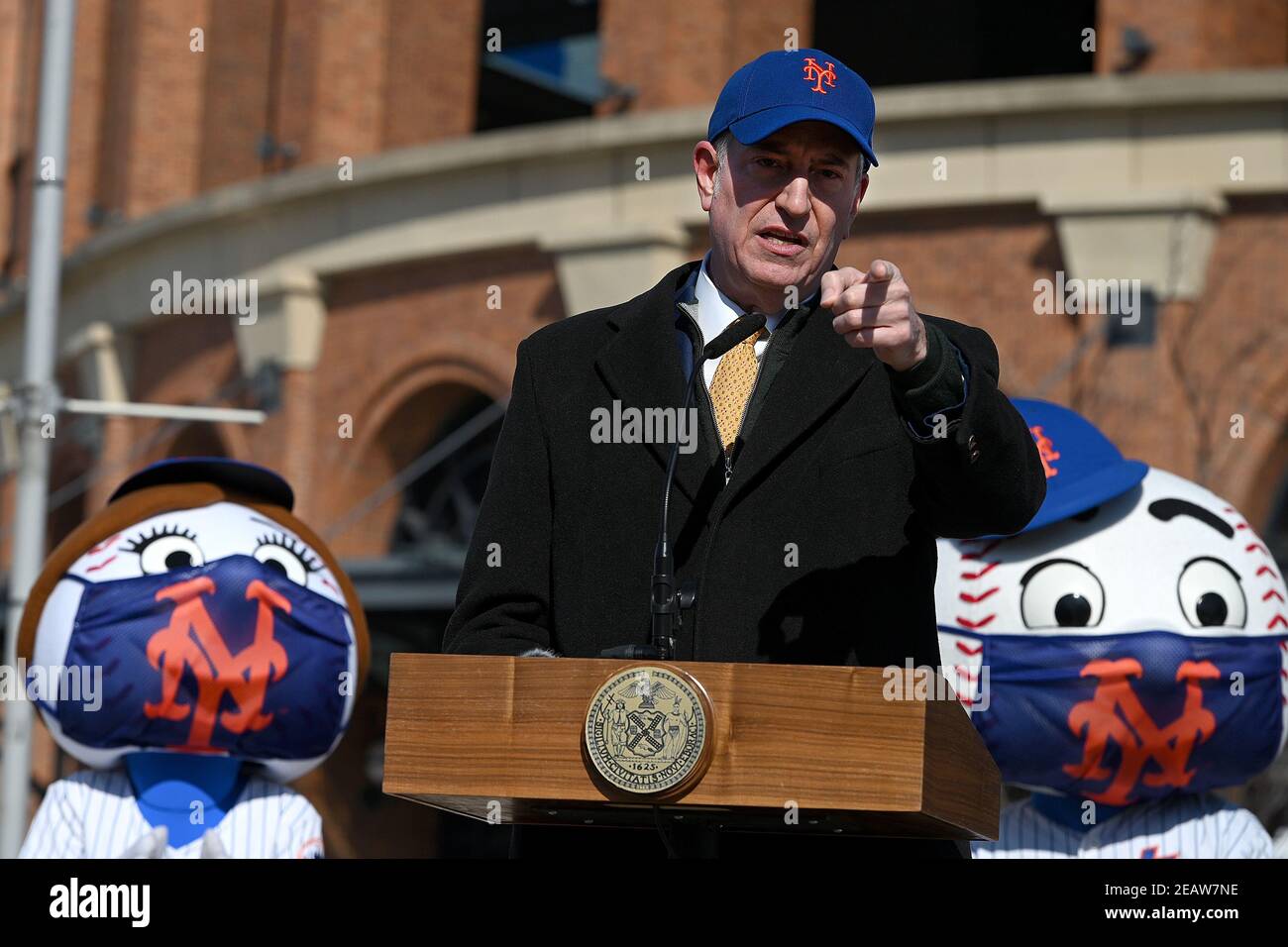 With Mr. and Mrs, Mets mascots in the background, New York City Mayor Bill de Blasio speaks at a press conference on opening day of Mets Citi Field stadium as a COVID-19 Vaccine Mega Hub in the Flushing Meadows-Corona Park section of Queens, New York, NY, February 10, 2021. With only 250 vaccine doses available on the first day, prioritization went to livery car drivers (taxi and Uber), food service workers and Queens residents only, as more doses become available the site is expected to run 24hrs a day and serve more than 5000 daily doses of the vaccine. (Photo by Anthony Behar/Sipa USA) Stock Photo