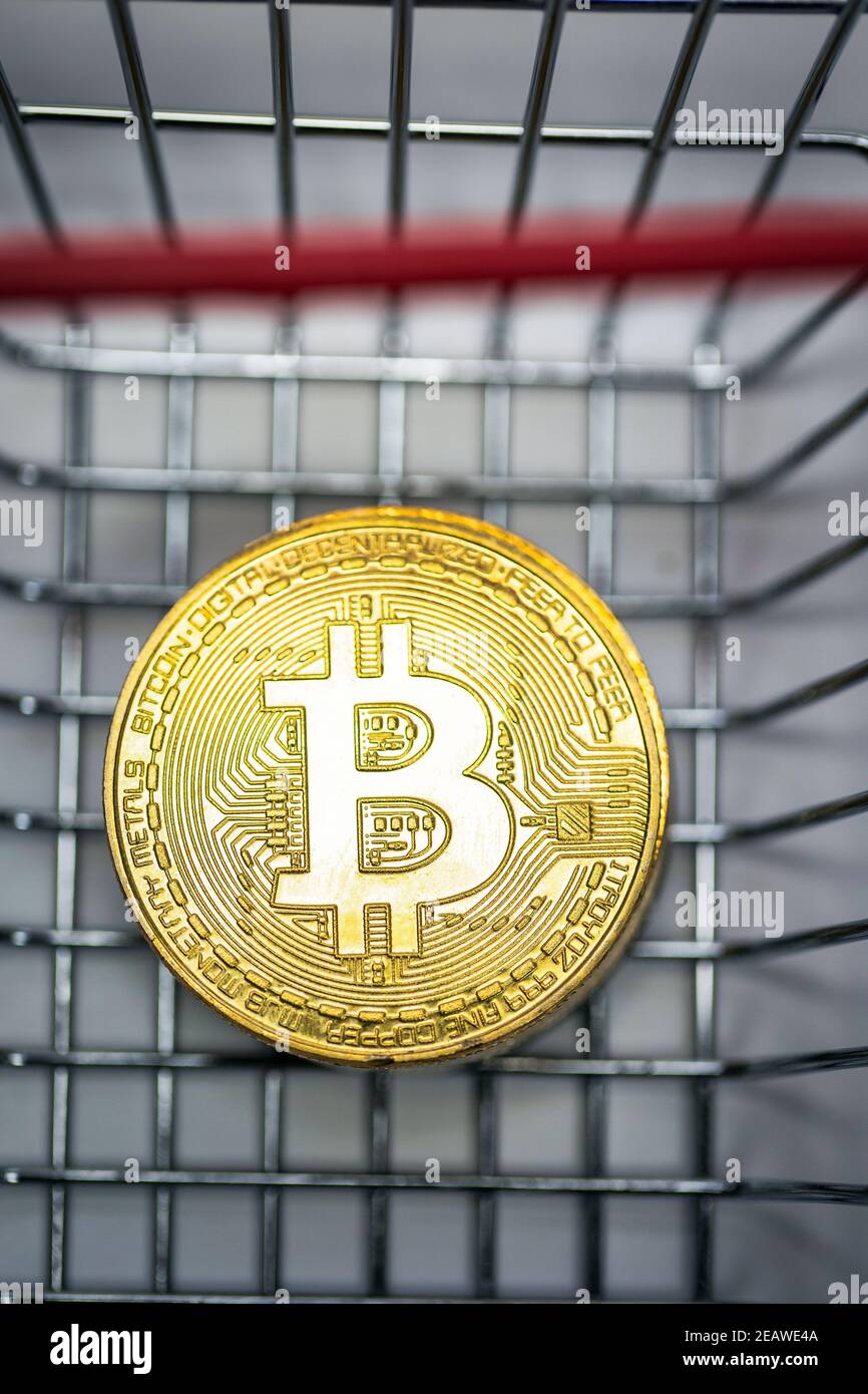 Gold coins in basket hi-res stock photography and images - Alamy