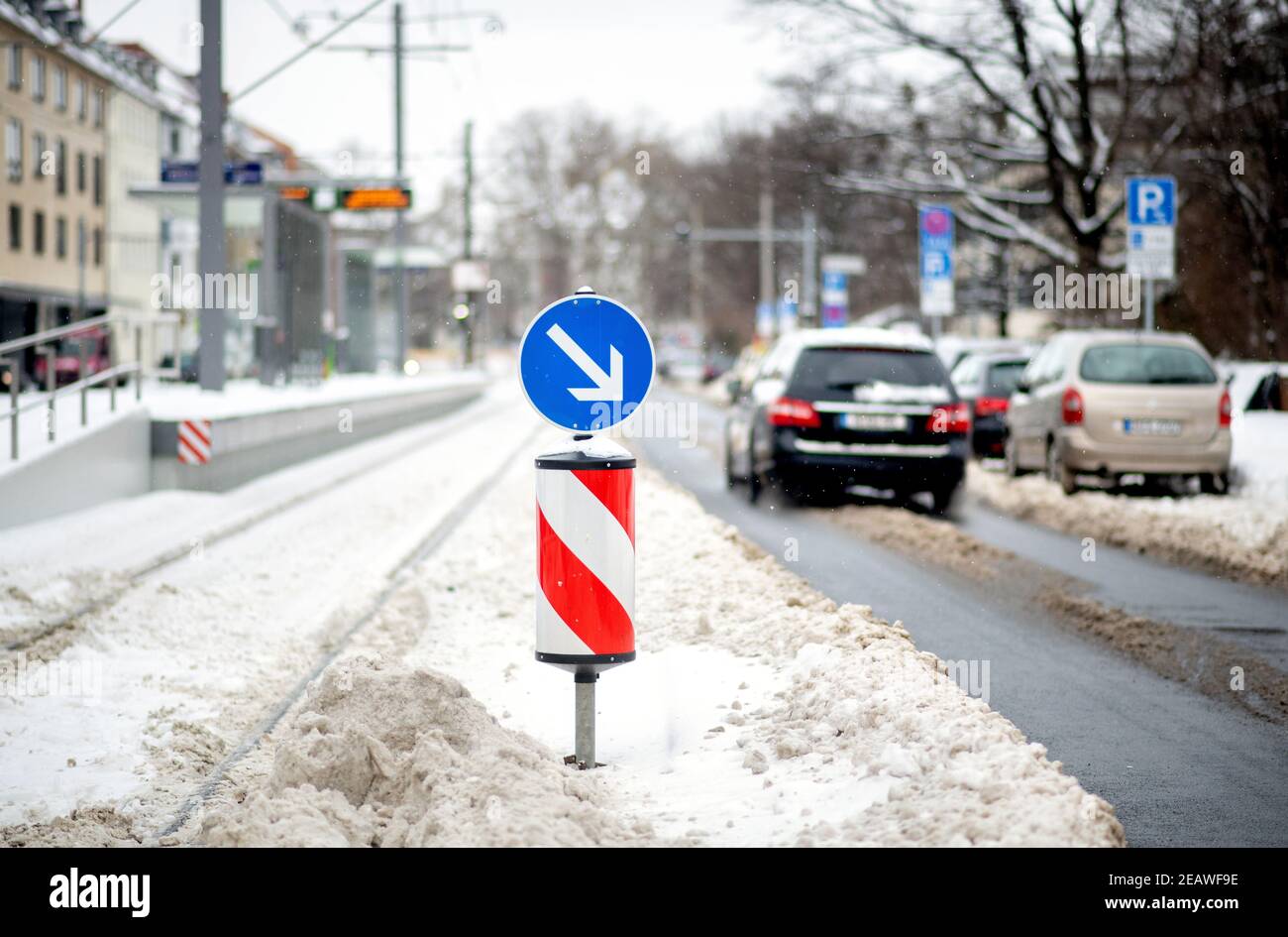 Hanover, Germany. 10th Feb, 2021. A traffic sign stands in Calenberger Neustadt between the now cleared road and the still snow-covered tracks of the city railway. Credit: Hauke-Christian Dittrich/dpa/Alamy Live News Stock Photo