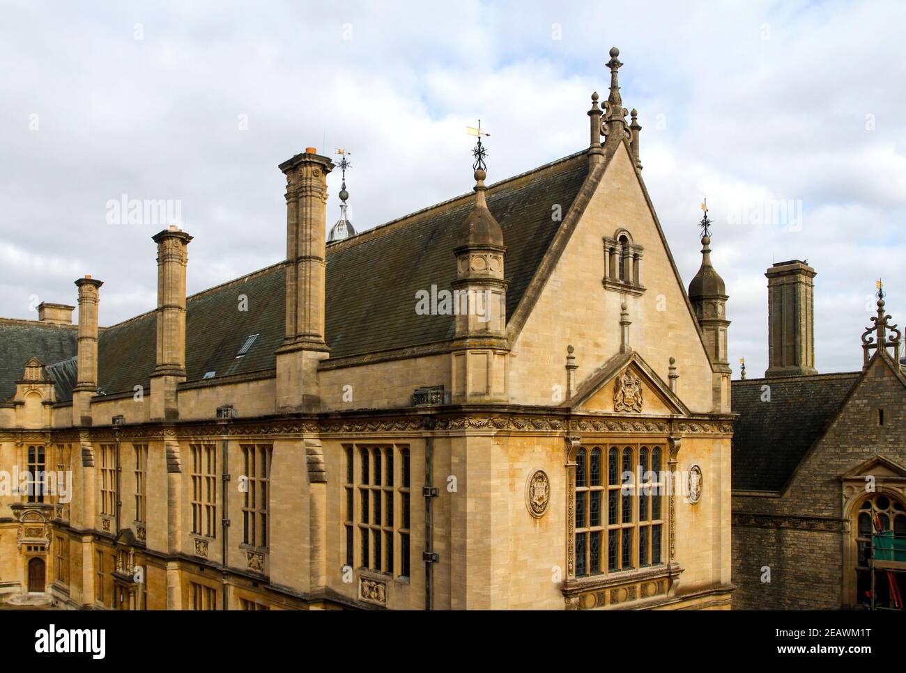 Rooftop of The Oxford University Examinations School, Merton Street. Ornate Clipsham stonework, leaded windows, chimneys and weather vanes Stock Photo