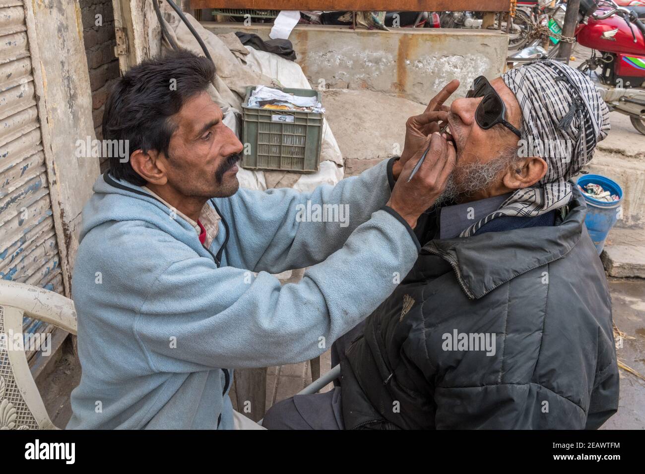 Street Dentist, Traditional Medicine, Lahore, Punjab, Pakistan Stock Photo