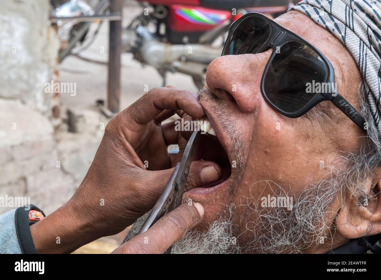 Street Dentist, Traditional Medicine, Lahore, Punjab, Pakistan Stock Photo