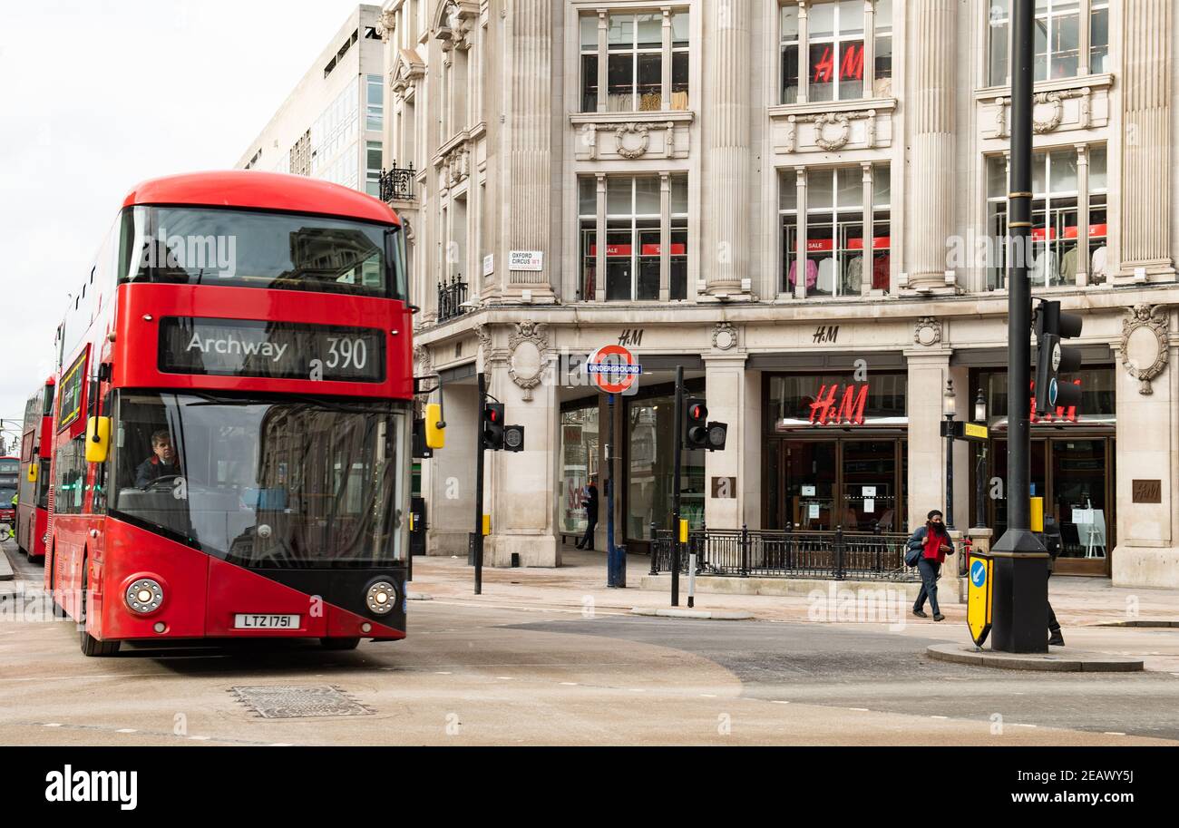 H&M retailer, closed because of the coronavirus pandemic, Covid 19,at Oxford  Circus, Oxford Street, London Stock Photo - Alamy