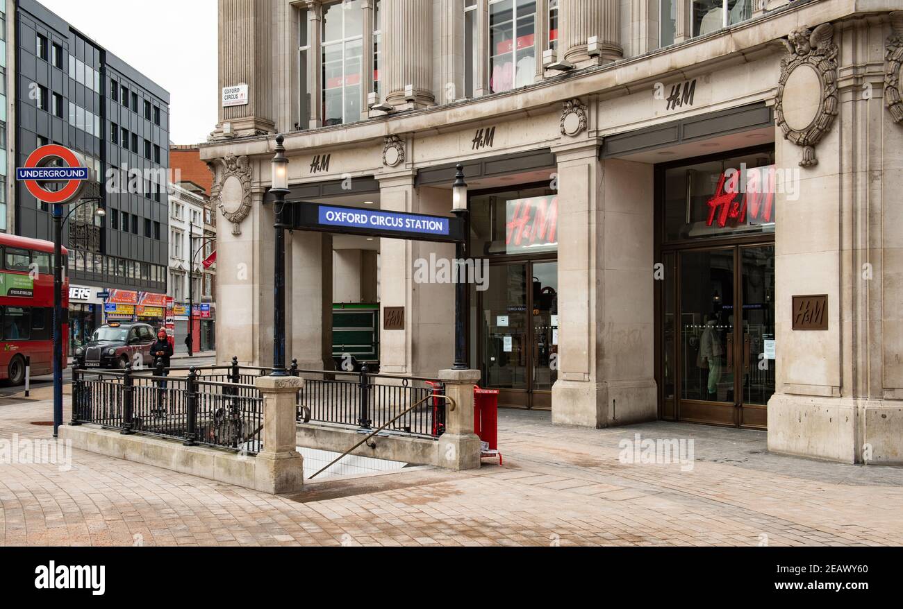 H&M retailer, closed because of the coronavirus pandemic, Covid 19,at Oxford  Circus, Oxford Street, London Stock Photo - Alamy