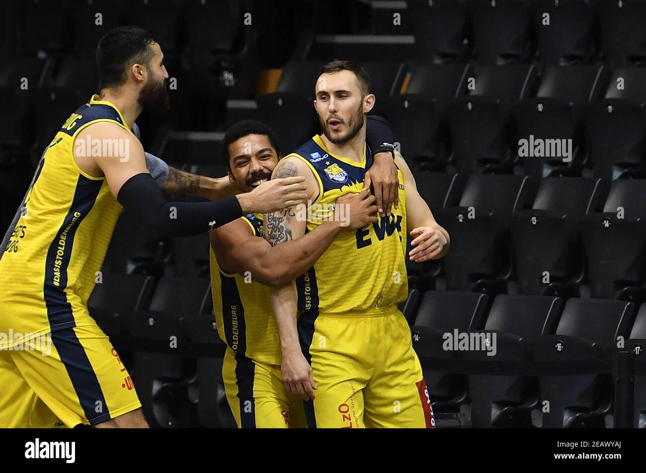 Oldenburg, Germany. 10th Feb, 2021. Basketball: Bundesliga, EWE Baskets  Oldenburg - Hamburg Towers, Main Round, Matchday 17. Oldenburg's Keith  Hornsby (r) saves the victory with a three-point shot in the last second.