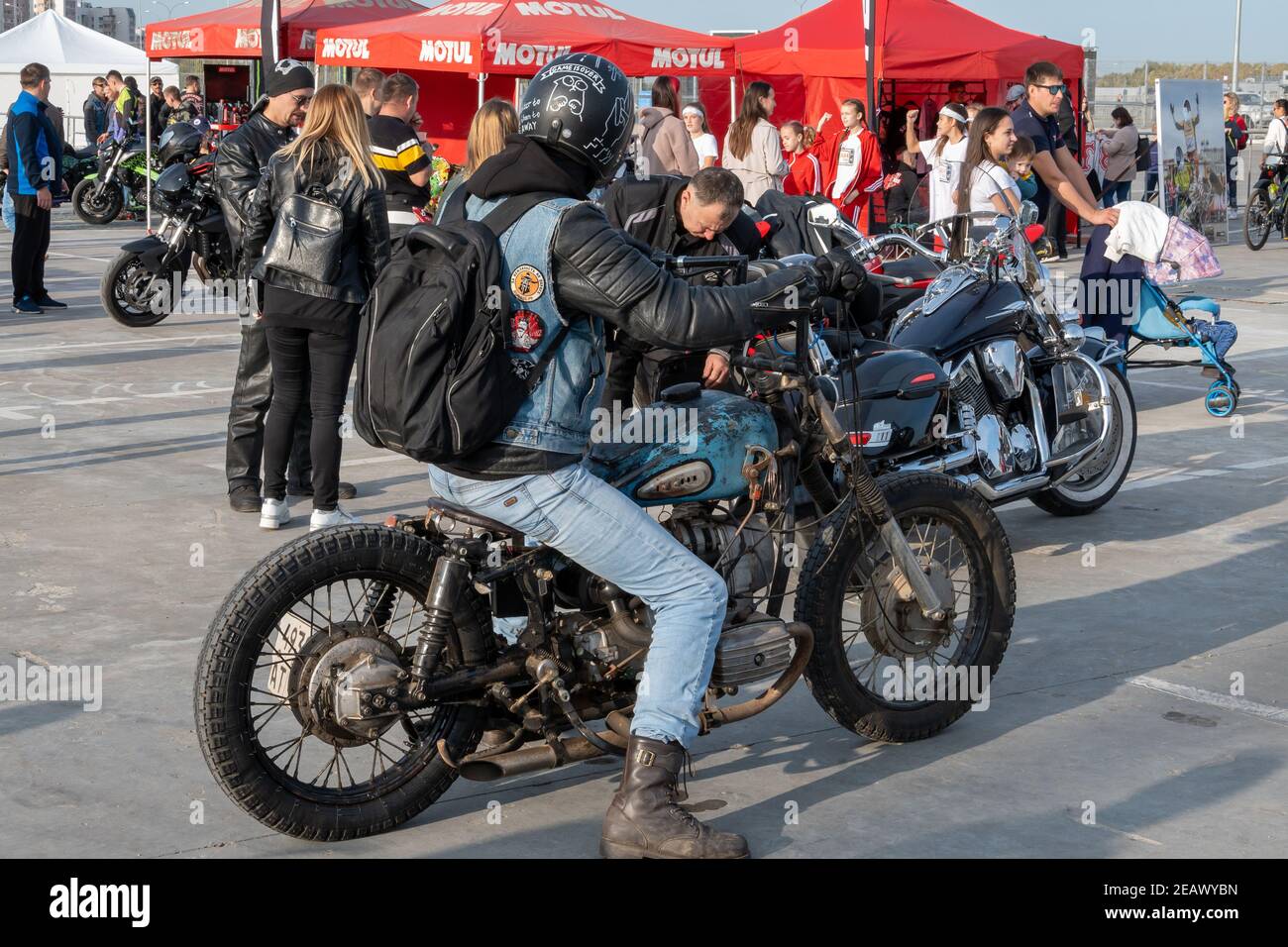 Motorcycle chopper rider helmet hi-res stock photography and images - Alamy