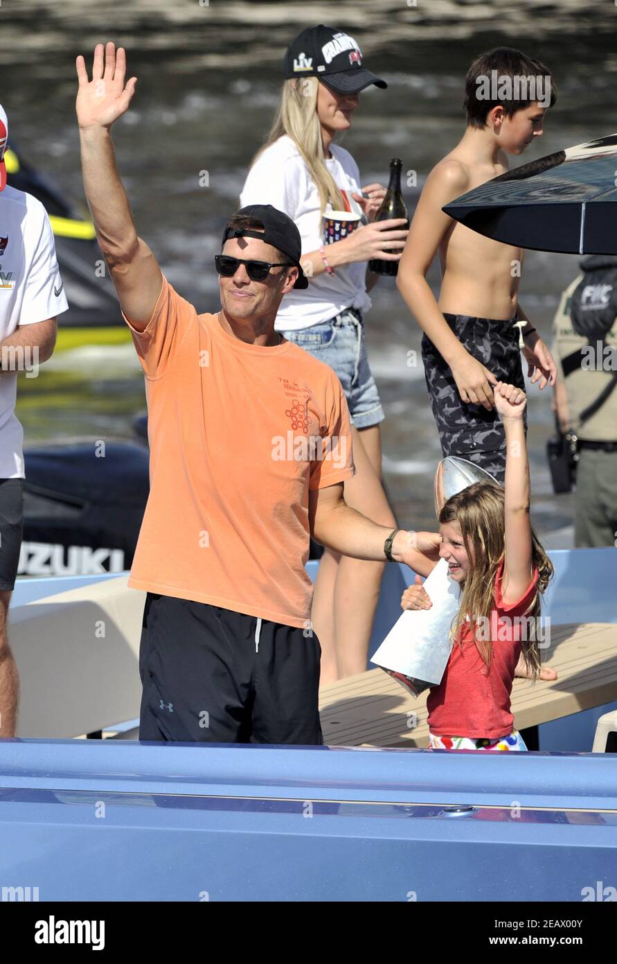 Tampa Bay Buccaneers quarterback Tom Brady (l) and his daughter