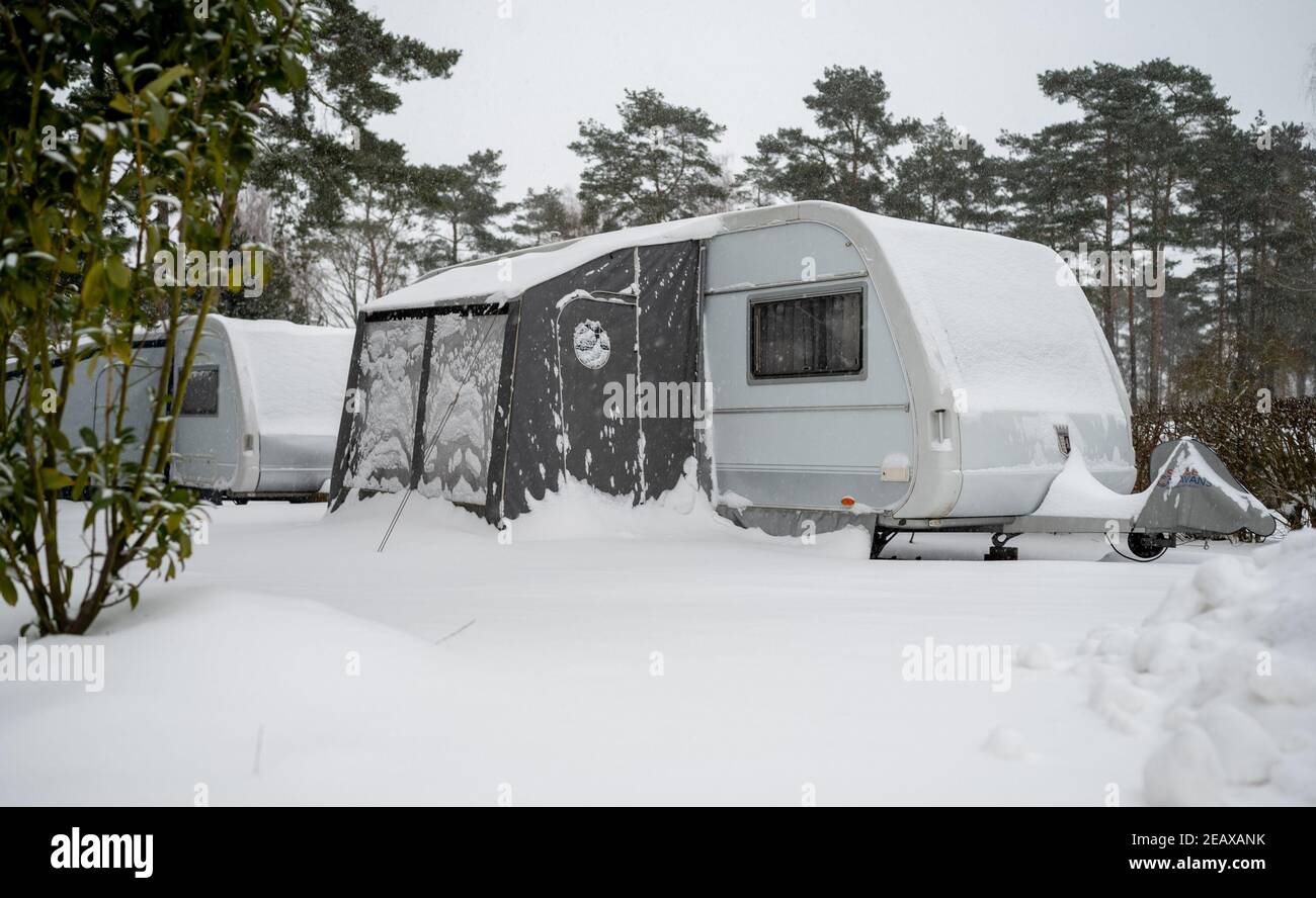 Wietzendorf, Germany. 08th Feb, 2021. A caravan stands in the snow on the  grounds of the Südsee-Camp. In winter there is little activity at  campsites, only a few year-round bookers are to
