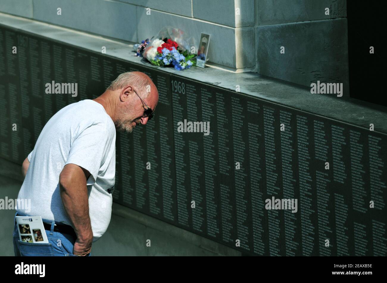 Chicago, Illinois, USA. A veteran pauses at the Vietnam Veterans' Memorial along the lower level of Wacker Drive and the Chicago River. Stock Photo