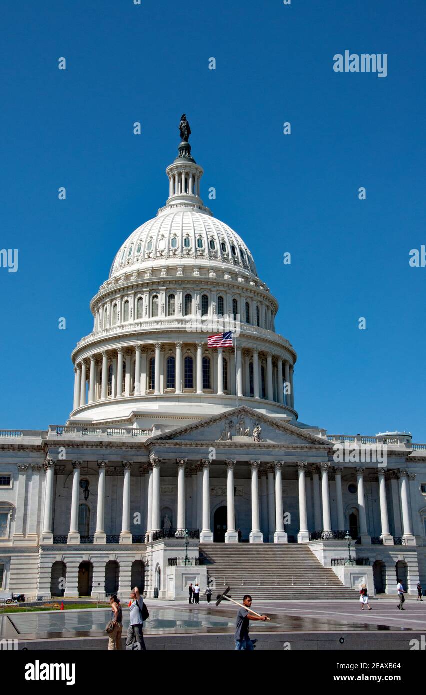 US Capitol Dome with American Flag andStatue of Freedom Stock Photo - Alamy