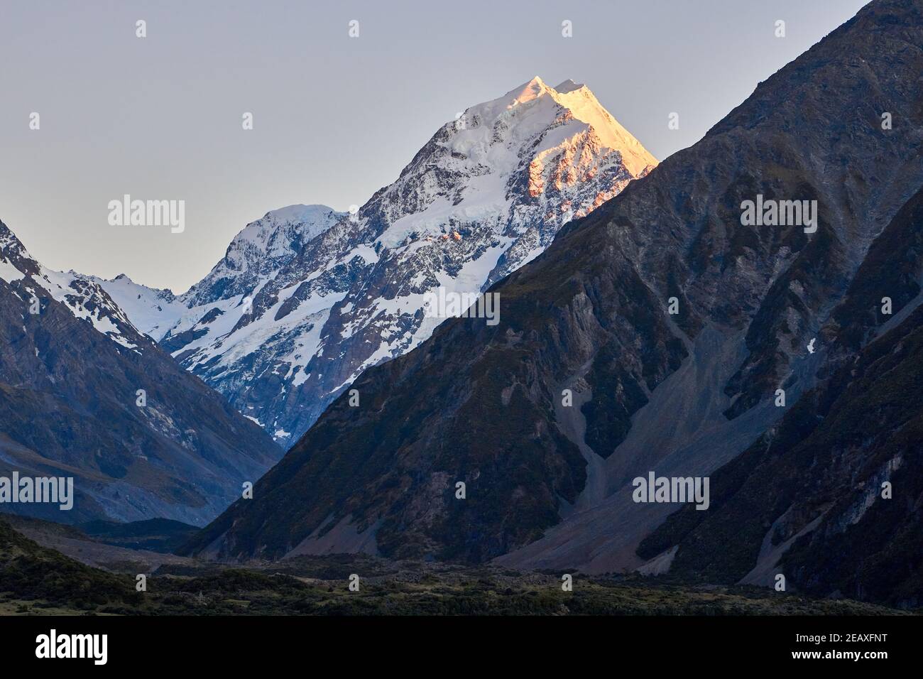 Aoraki Mt Cook at sunrise, New Zealand's tallest mountain, with Mt Wakefield in the foreground Stock Photo