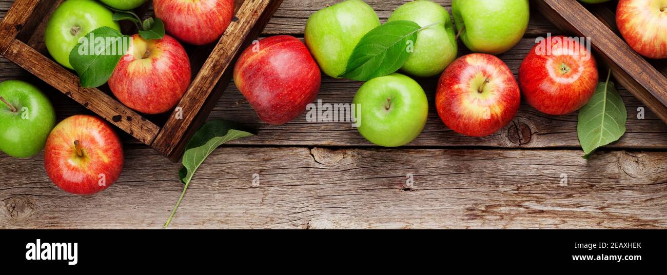 Apples in wooden boxes hi-res stock photography and images - Alamy