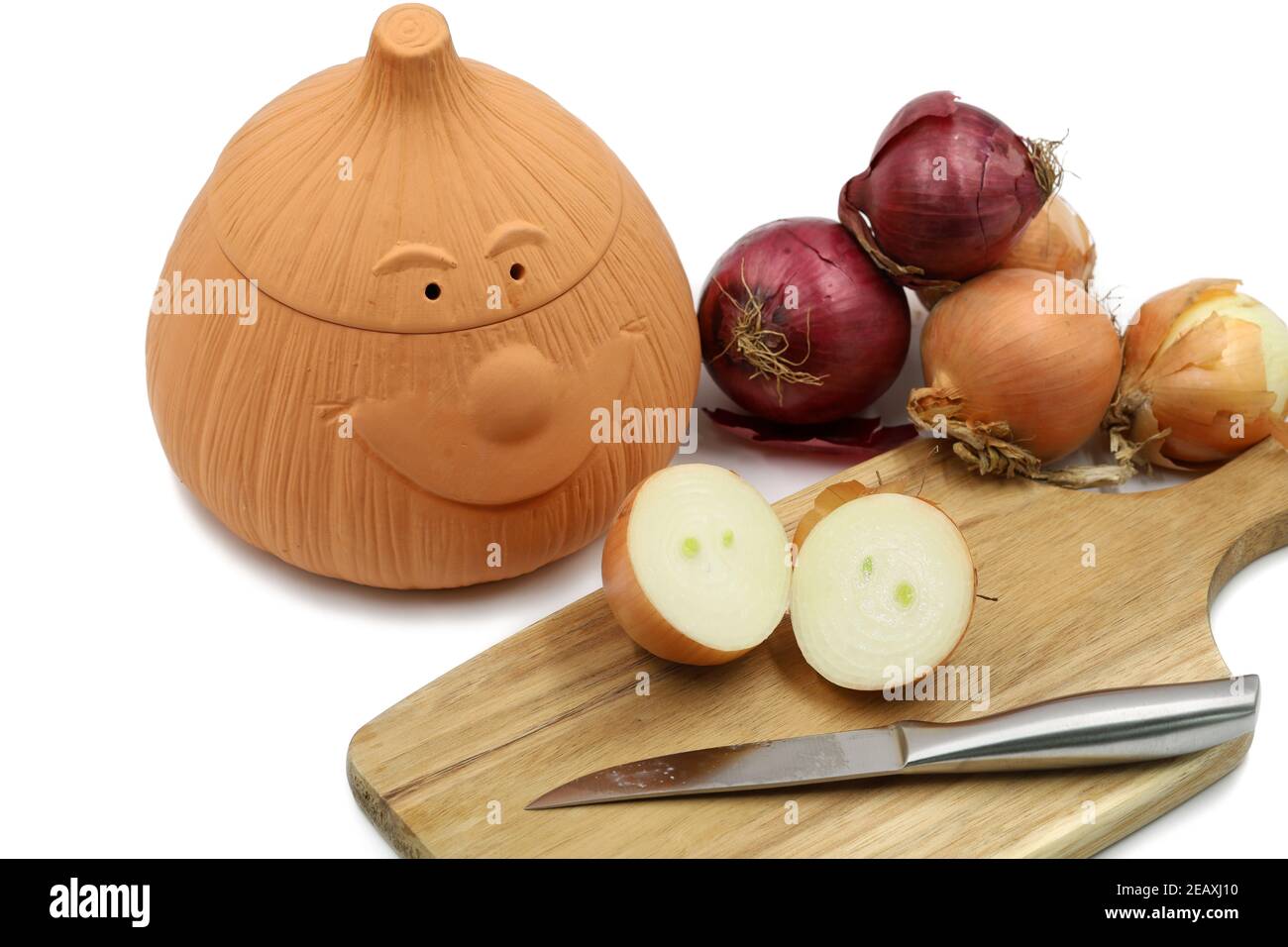 red an withe onions in a terracotta pot to be stored under dry conditions isolated on white background Stock Photo