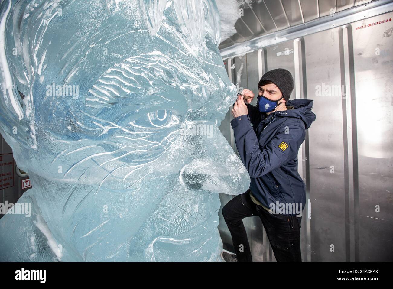 Sam Swanborough of Hamilton Sculptors makes final touches to ‘TENZING Take Action’ ice sculpture of Sir David Attenborough to demonstrate Arctic melt Stock Photo