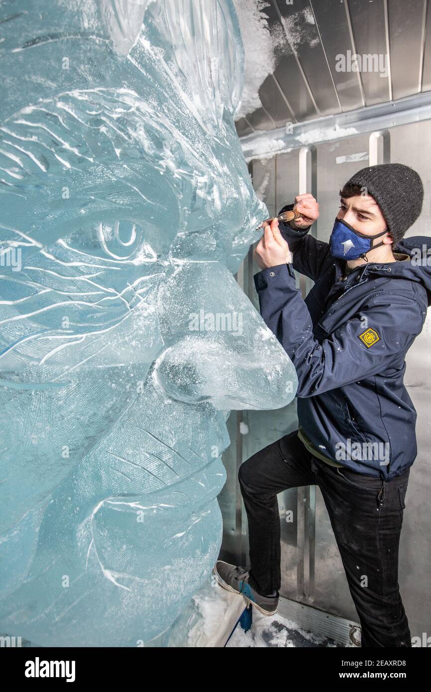 Sam Swanborough of Hamilton Sculptors makes final touches to ‘TENZING Take Action’ ice sculpture of Sir David Attenborough to demonstrate Arctic melt Stock Photo