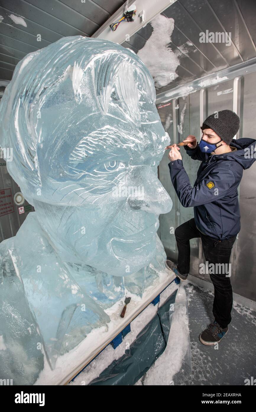 Sam Swanborough of Hamilton Sculptors makes final touches to ‘TENZING Take Action’ ice sculpture of Sir David Attenborough to demonstrate Arctic melt Stock Photo