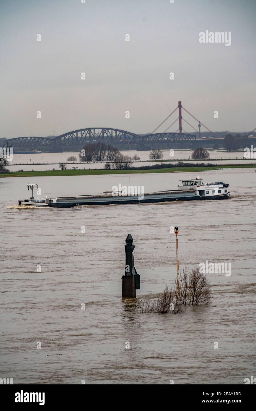 Rhine flooding, Duisburg-Ruhrort, flooding, behind the Rhine bridges near Duisburg Rheinhausen, restrictions on shipping, Duisburg, NRW, Germany Stock Photo