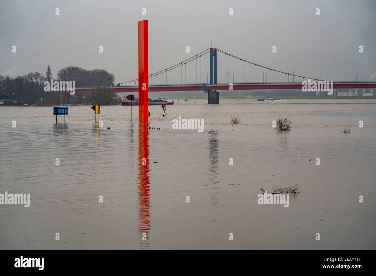 Flooding of the Rhine, Duisburg-Ruhrort, flooding, Rhine orange sculpture at the mouth of the Ruhr, restrictions on shipping, Duisburg, NRW, Germany Stock Photo
