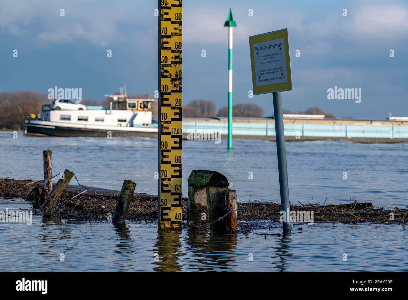 High water on the Rhine, flooded Rhine bank, Rhine meadows near Grieht, water level gauge, Kalkar, NRW, Germany, Stock Photo