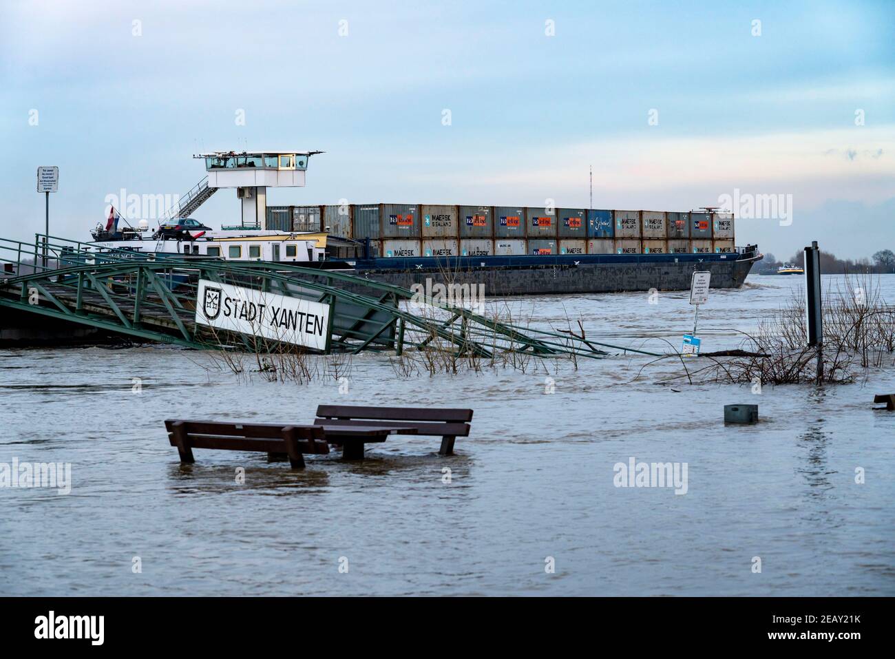 High water on the Rhine, flooded Rhine bank, old ferry landing stage, Rhine meadows, near Xanten, Bislicher Insel, Lower Rhine, NRW, Germany, Stock Photo