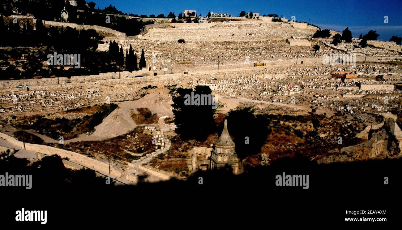 CEMENTERIO CON LAS TUMBAS DE ZACARIAS Y HEZIR (S I)Y COLUMNA DE ABSALON