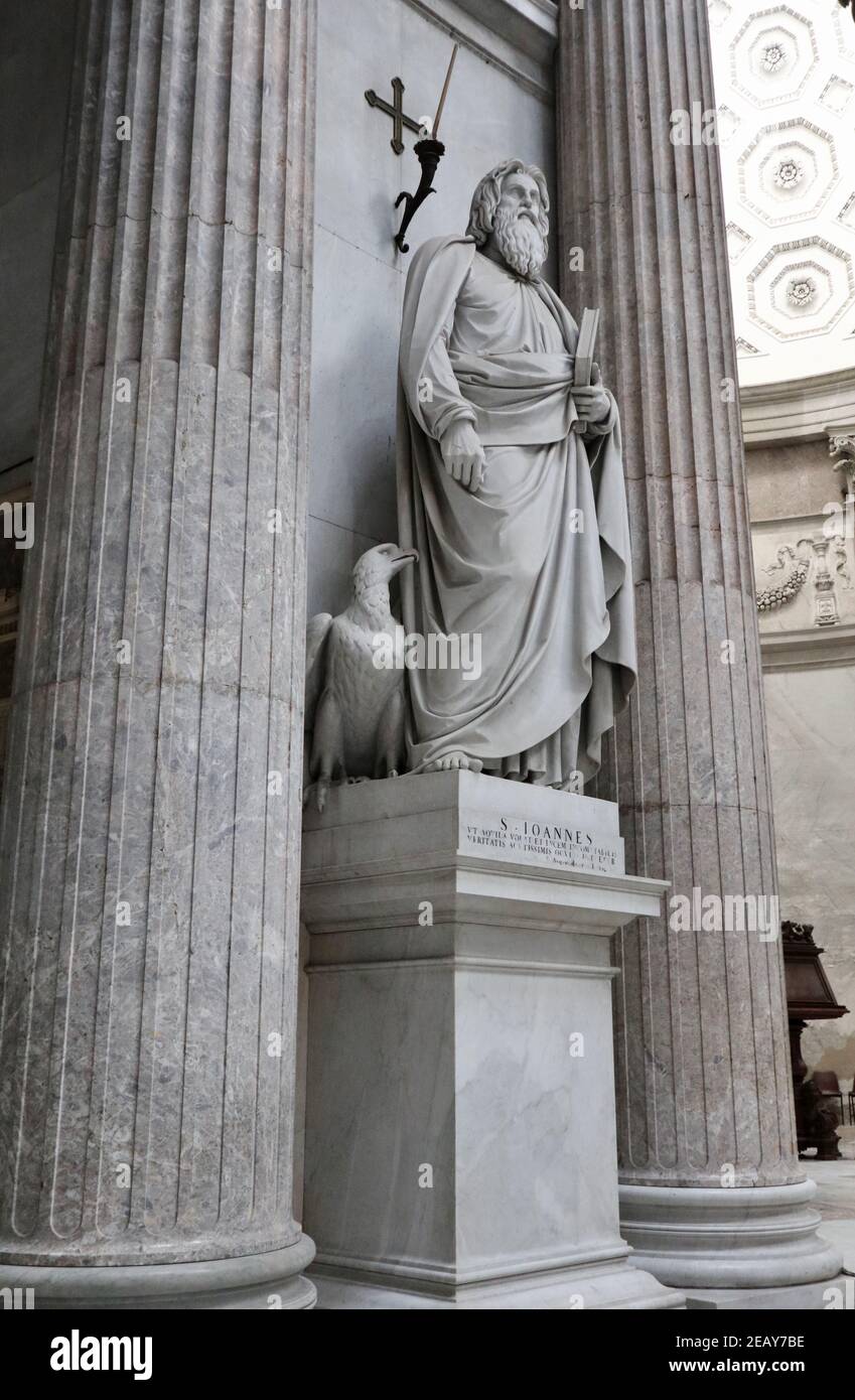 Napoli – Statua di San Giovanni nella Basilica di San Francesco da Paola Stock Photo