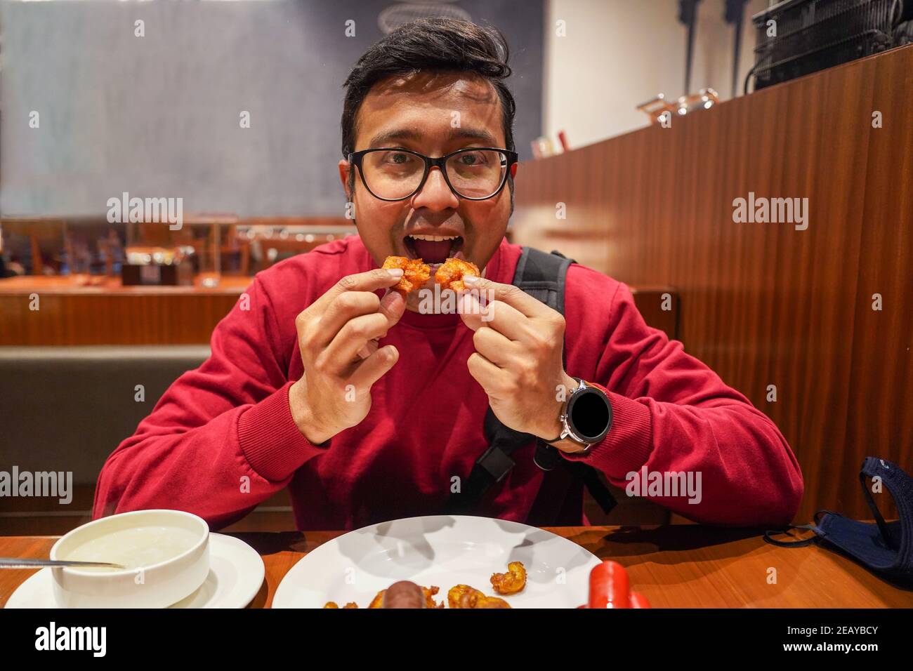 Man eat wings hires stock photography and images Alamy