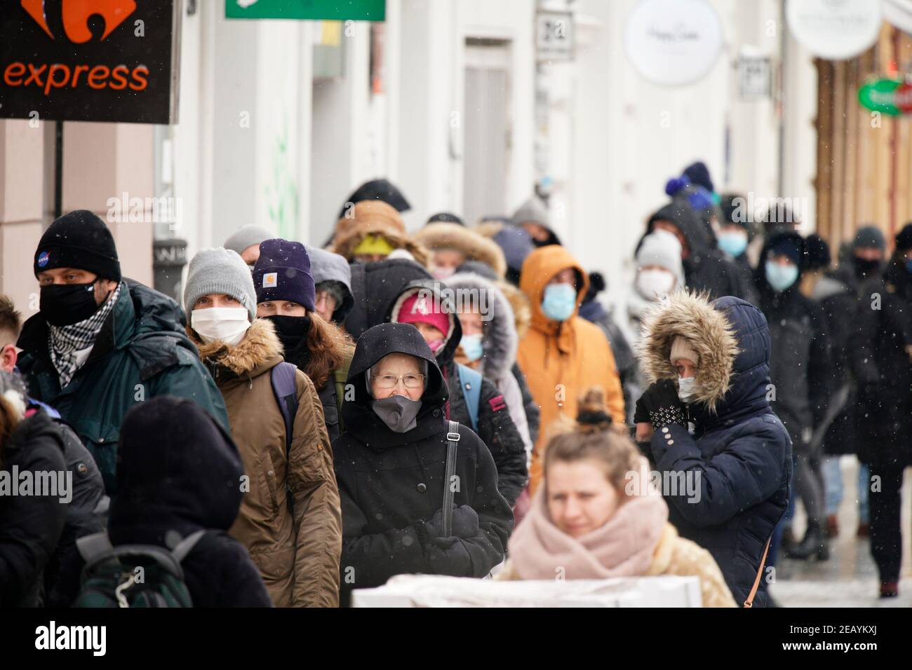 People are seen waiting in line to buy paczki, Polish donuts on Fat Thursday in Warsaw, Poland on February 11, 2021. (Photo by Jaap Arriens / Sipa USA) Stock Photo