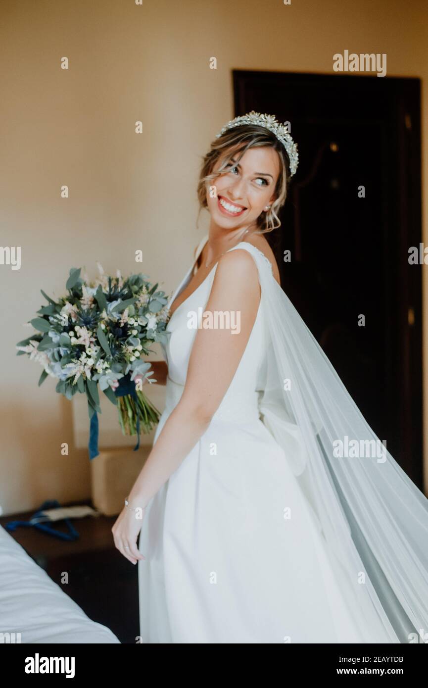Portrait of a bride with her bouquet before the wedding Stock Photo - Alamy