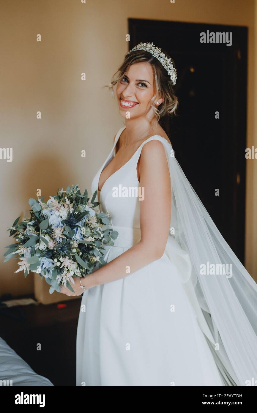 Portrait of a bride with her bouquet before the wedding Stock Photo - Alamy