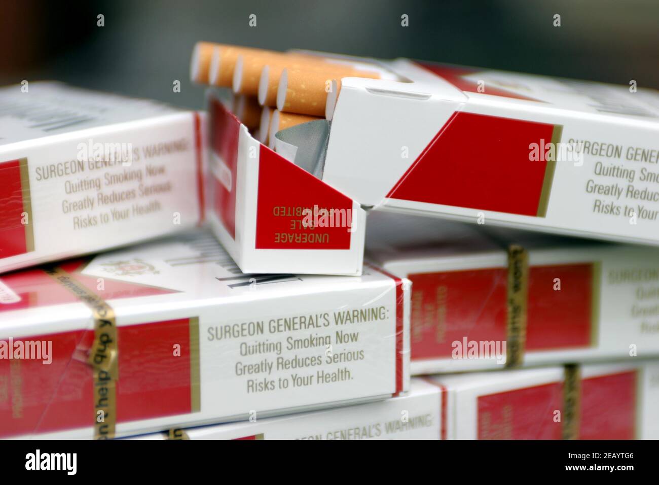 Oct 26 2009. New Orleans, Louisiana. USA Cigarette warnings. Marlboro Cigarettes.Only the side of an American pack of Marlboro Medium cigarettes carri Stock Photo