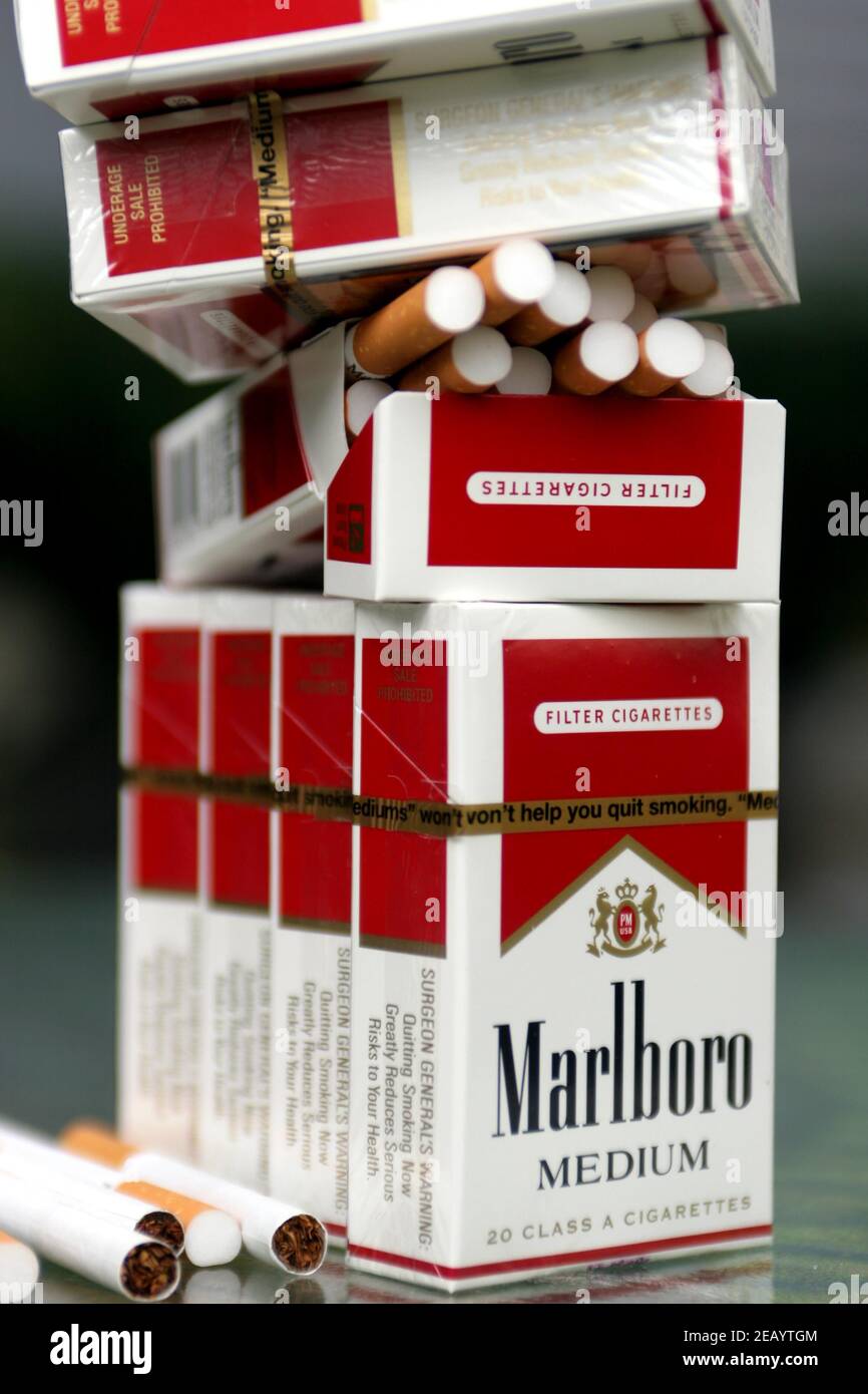 Oct 26 2009. New Orleans, Louisiana. USA Cigarette warnings. Marlboro Cigarettes.Only the side of an American pack of Marlboro Medium cigarettes carri Stock Photo