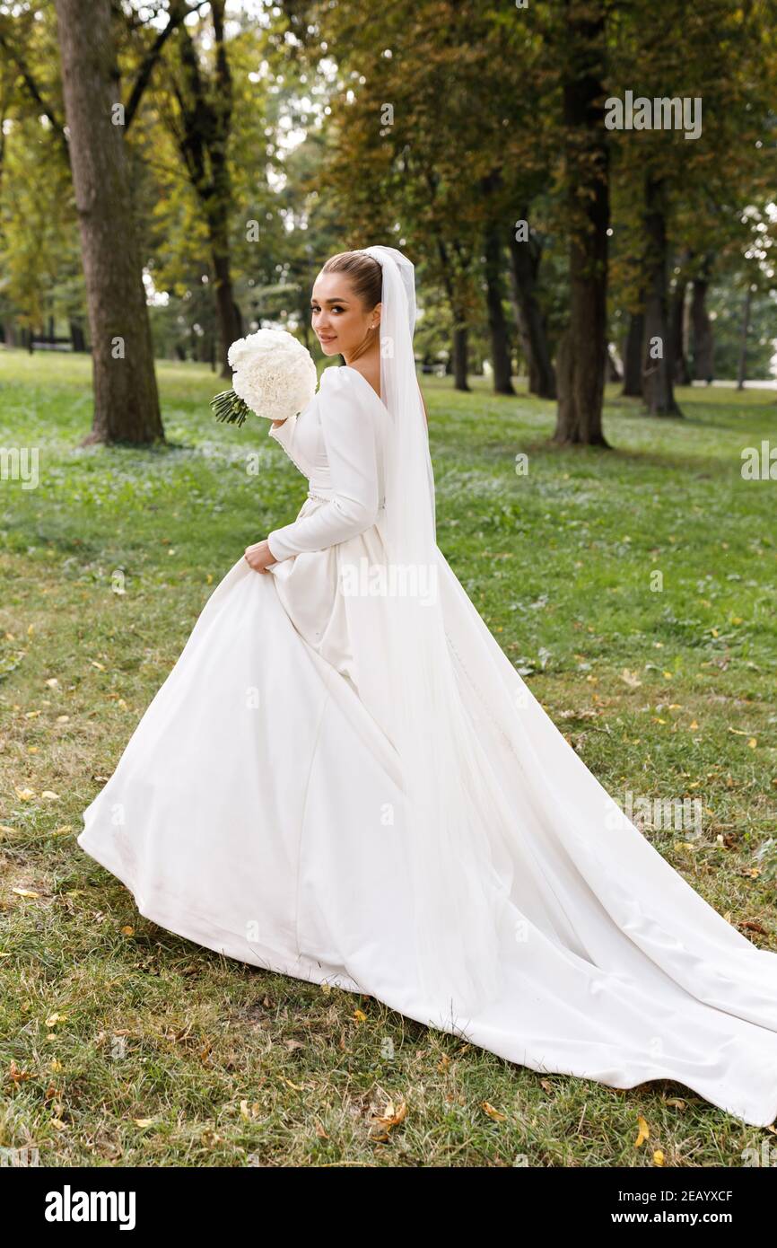 Bride alone vintage hi-res stock photography and images - Alamy