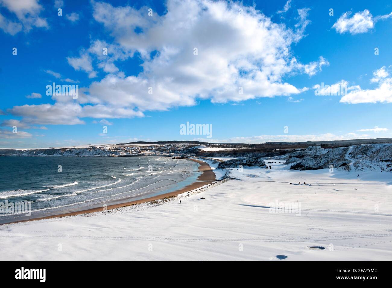 CULLEN BAY MORAY FIRTH SCOTLAND A BLUE SKY IN WINTER SNOW COVERING THE GOLF  COURSE TOWN HOUSES AND SANDY BEACH Stock Photo - Alamy