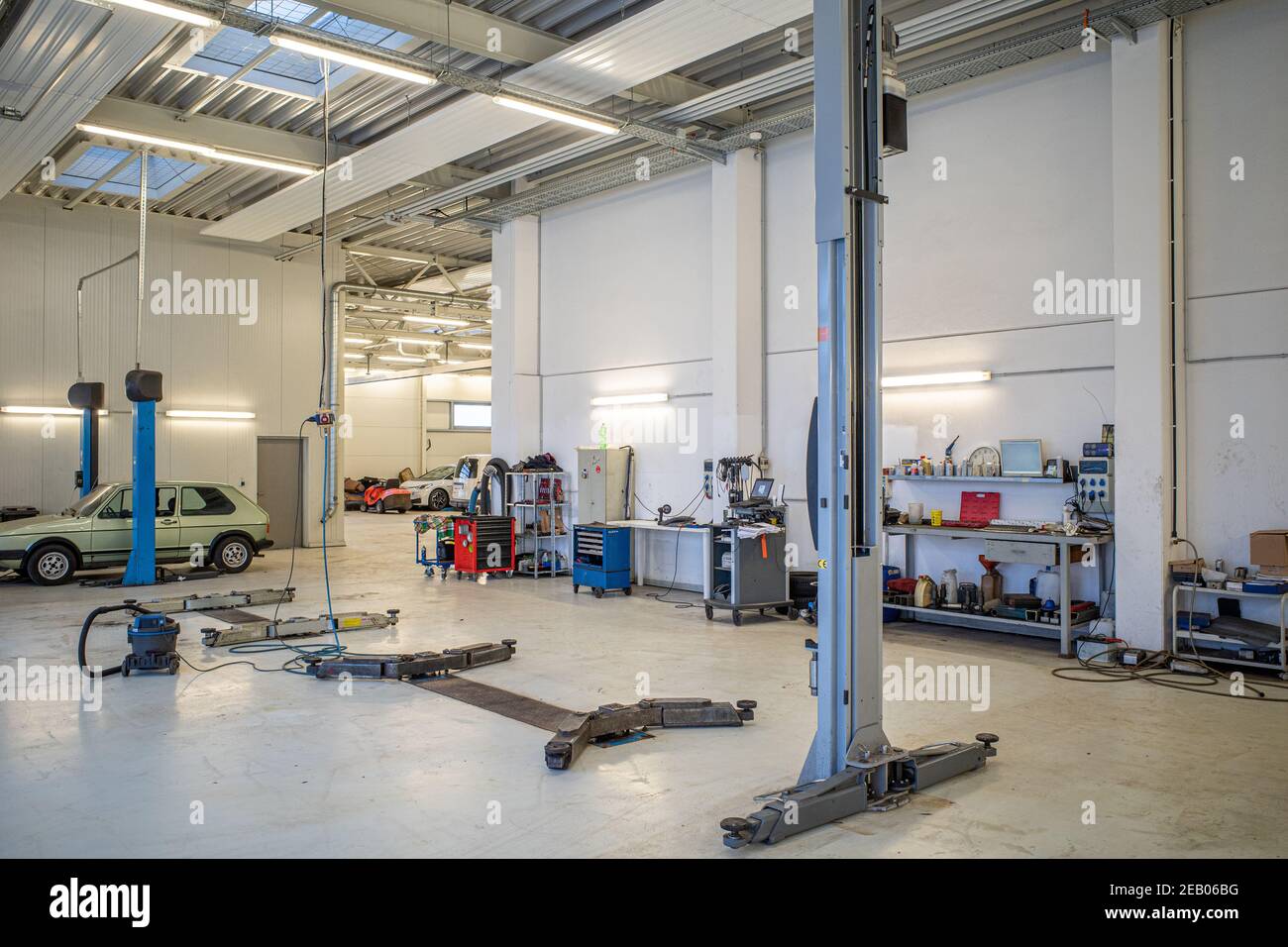 Mechanic lifts blue car hi-res stock photography and images - Alamy