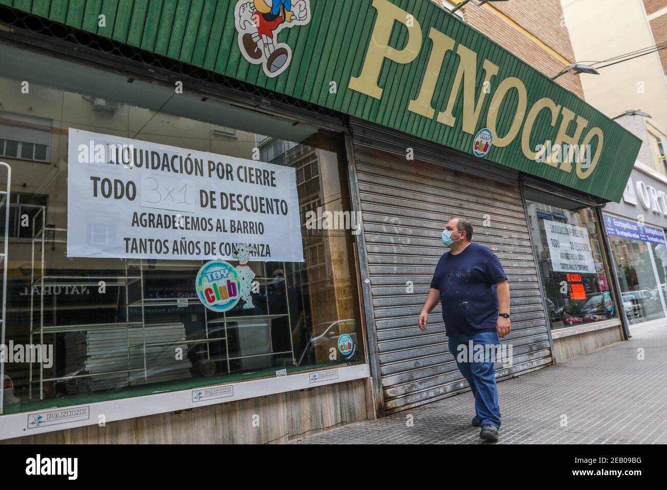 Malaga, Spain. February 11, 2021: February 11, 2021 (Malaga) It does not stop increasing the number of companies, businesses, driving schools, Shops that put the settlement cartel for closure due to the health crisis of the Covid19 or coronavirus Credit: Lorenzo Carnero/ZUMA Wire/Alamy Live News Stock Photo