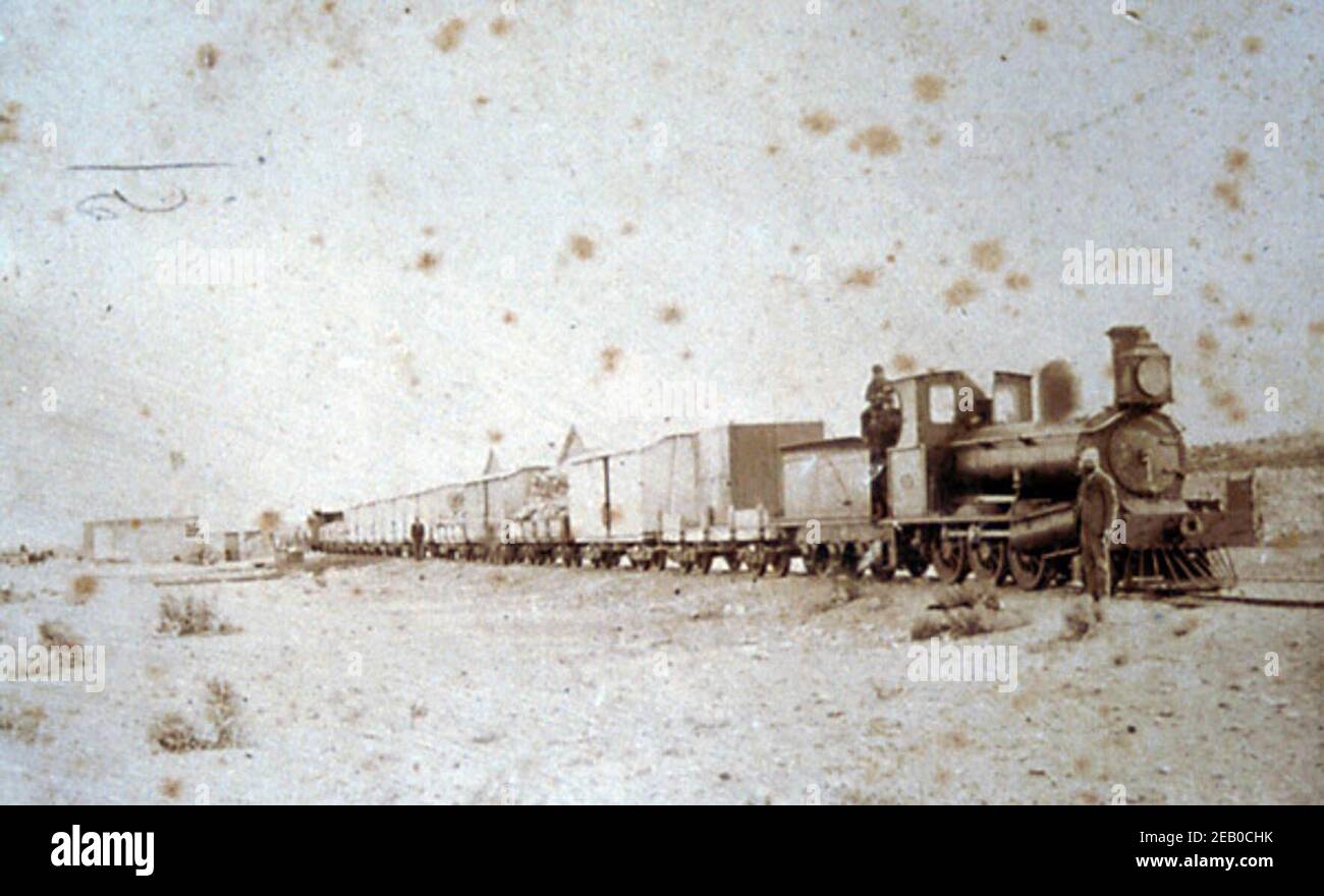 La locomotora N° 3 a cargo de un gran tren de cargas. Stock Photo