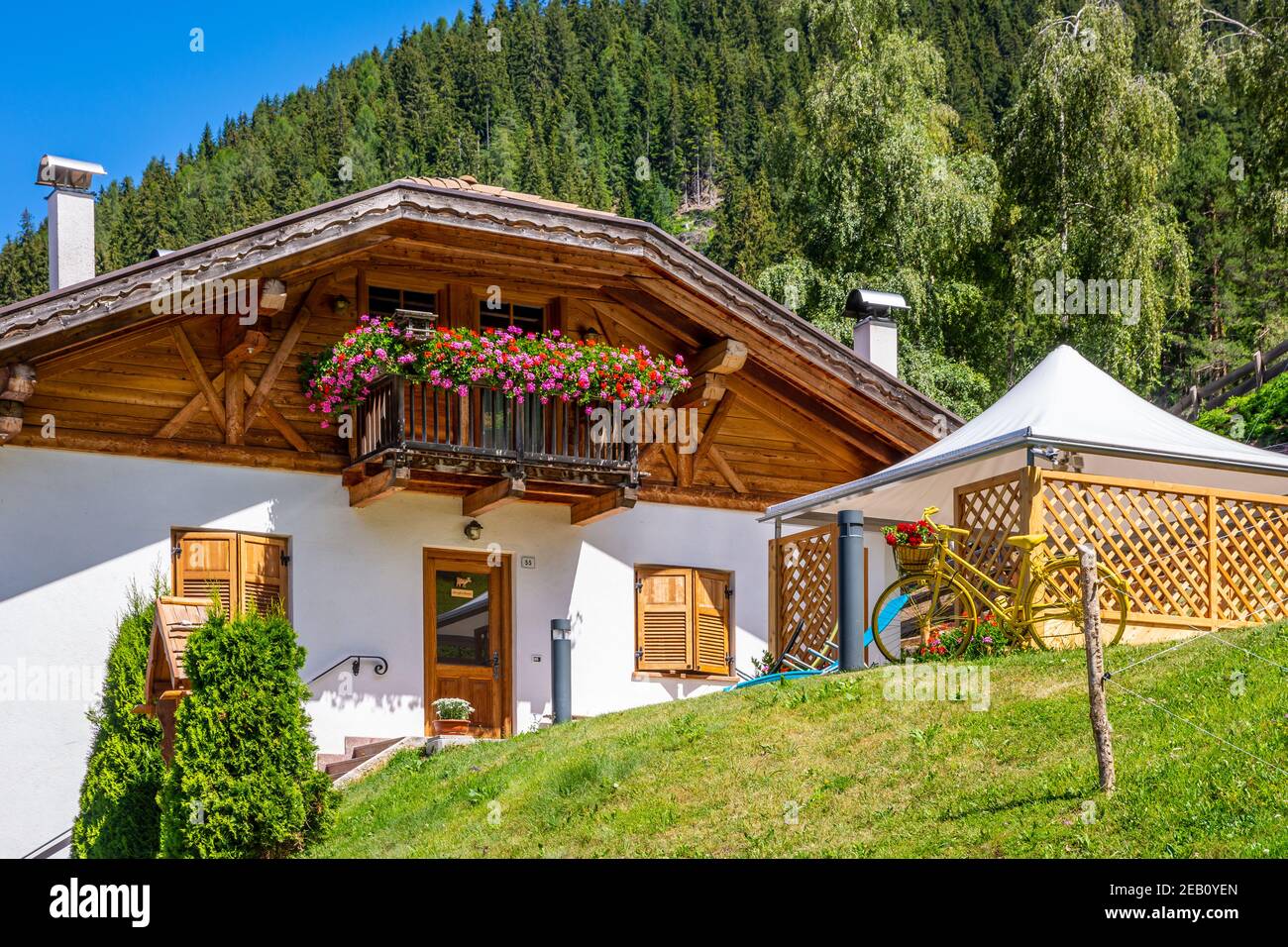 Traditional alpine house hi-res stock photography and images - Alamy