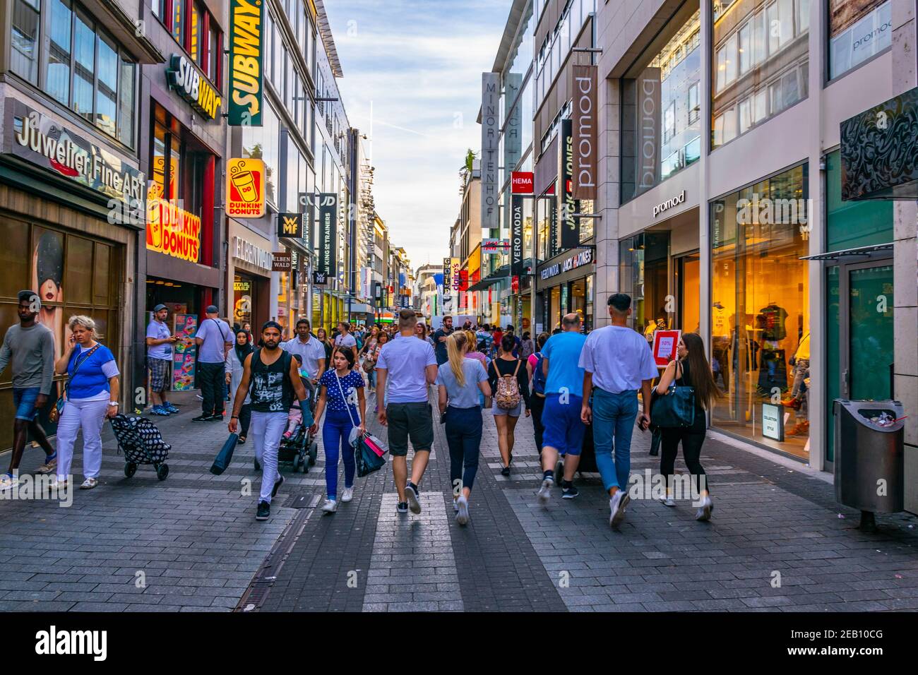 Page 3 - Hohe Street Cologne High Resolution Stock Photography and Images -  Alamy