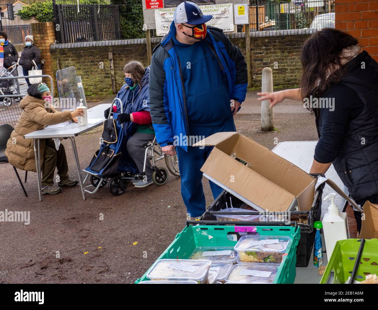 Volunteers serving food bank hi-res stock photography and images - Alamy