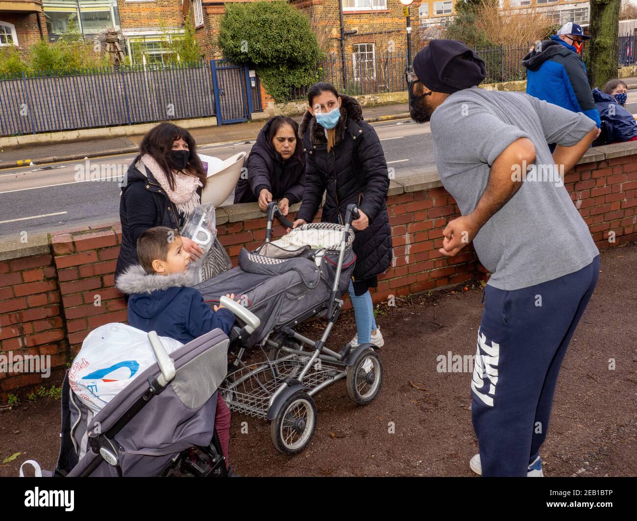 Volunteers serving food bank hi-res stock photography and images - Alamy