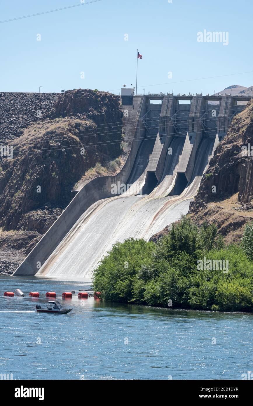 Boat on the Snake River below the Brownlee dam spillway on the Idaho/Oregon border Stock Photo