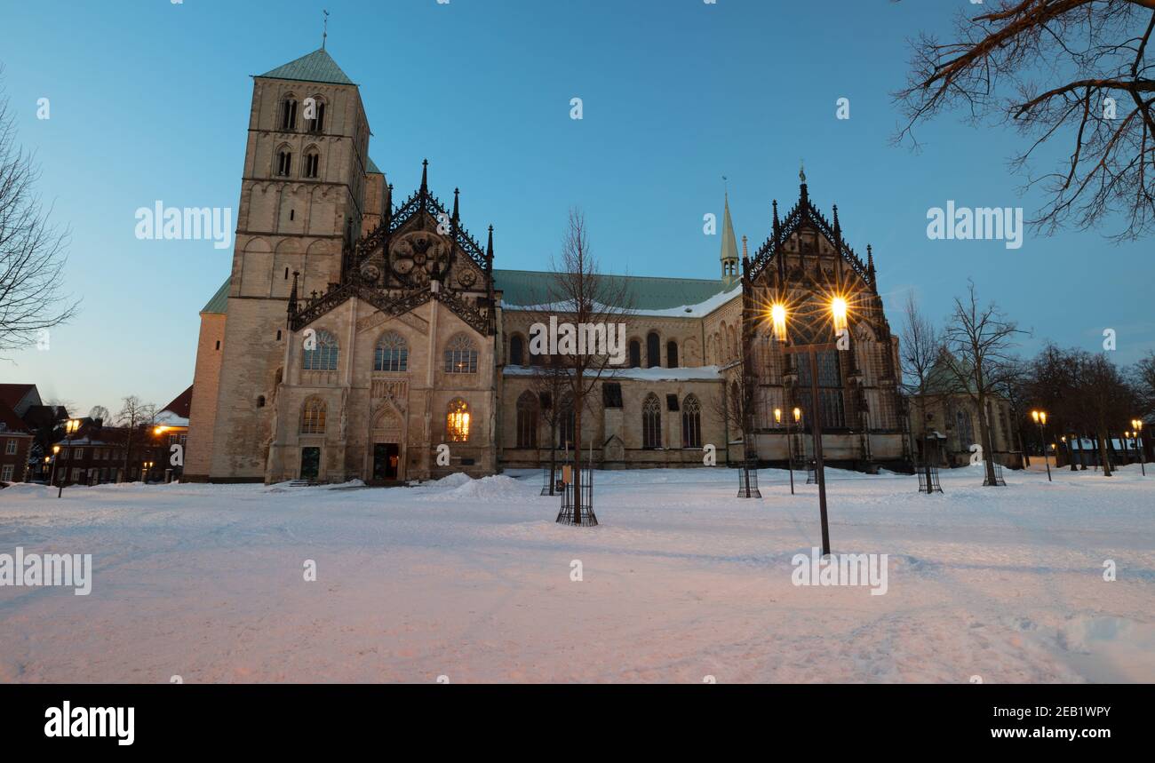 firo: 11.02.2021 City of Mvºnster, Westphalia, winter, snow Mvºnsterland, church, church square, cathedral of Mvºnster, blue hour | usage worldwide Stock Photo