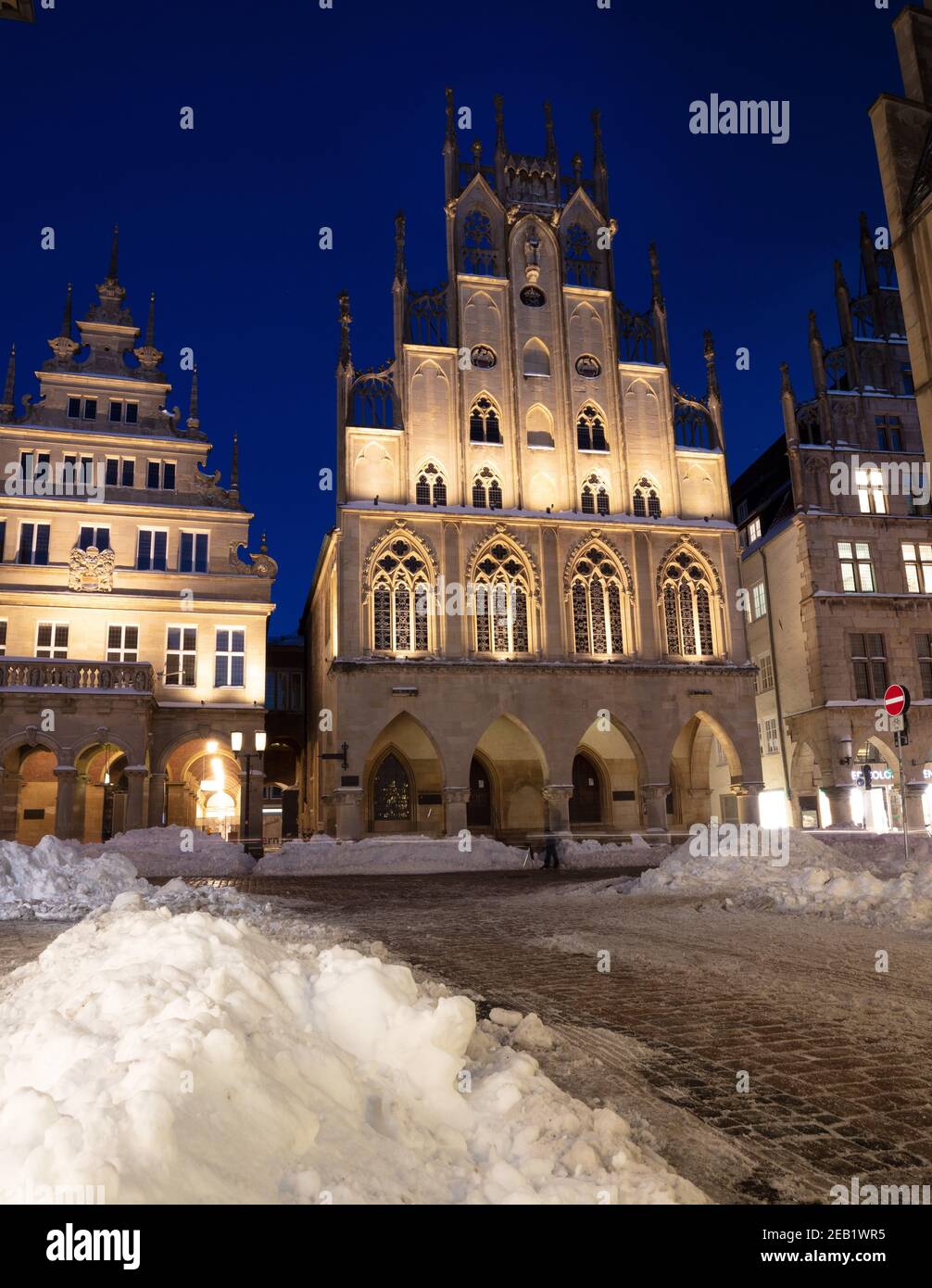 firo: 11.02.2021 City of Mvºnster, Westphalia, winter, snow Mvºnsterland, town hall, blue hour | usage worldwide Stock Photo