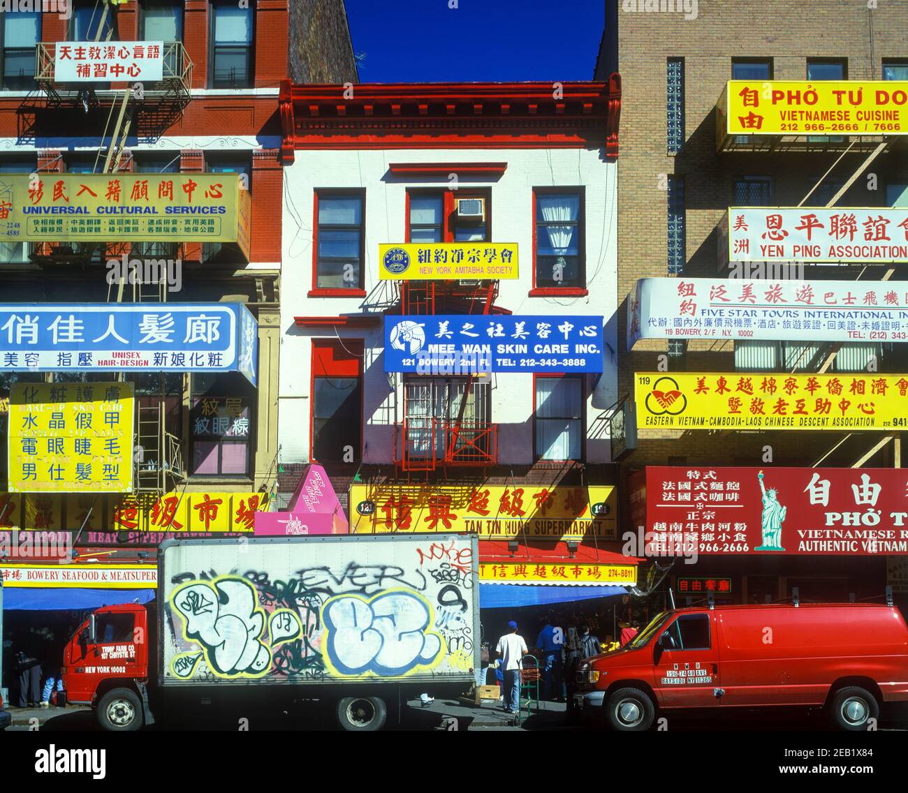 1999 HISTORICAL STREET SCENE SHOPS CHINATOWN BOWERY MANHATTAN NEW YORK CITY USA Stock Photo