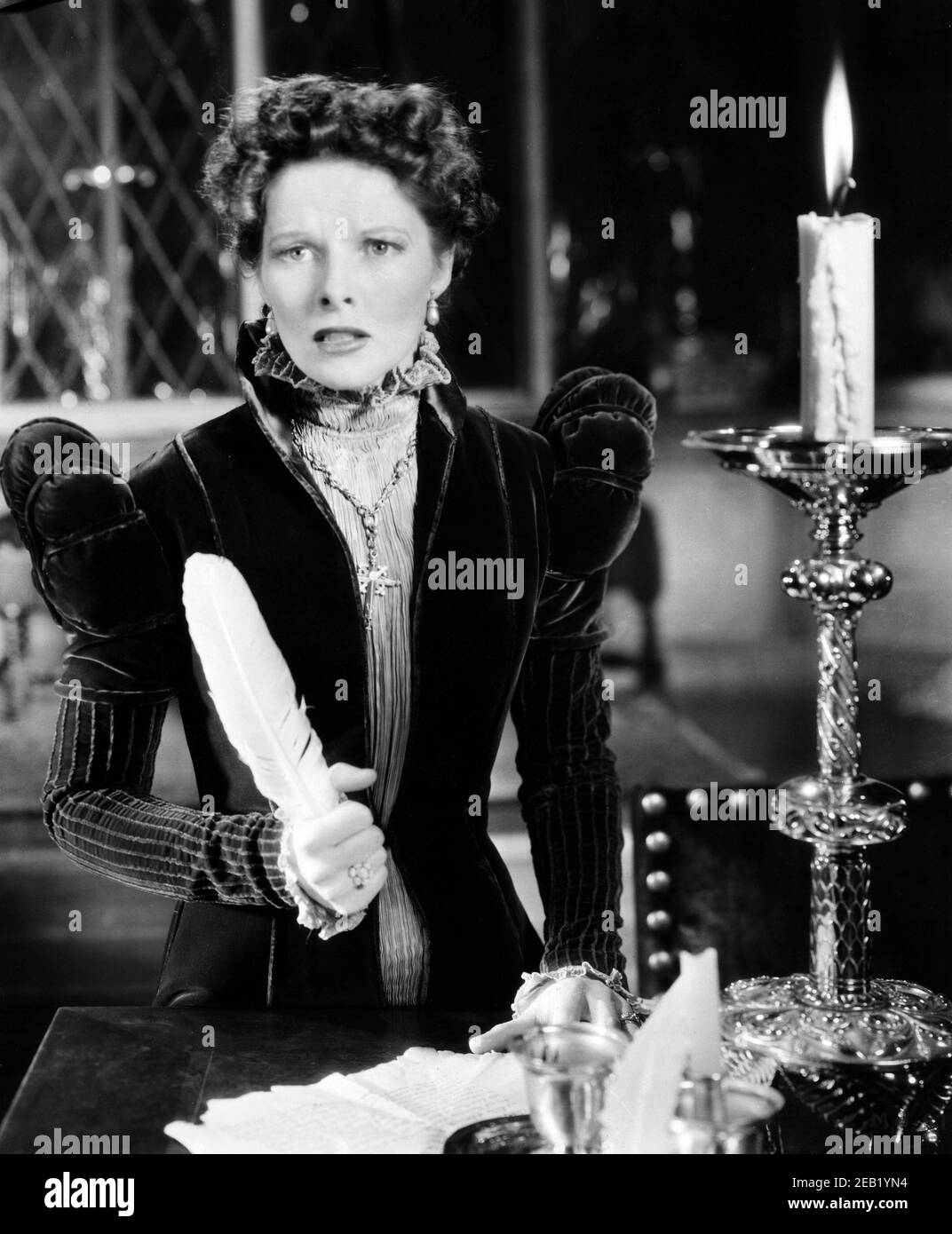 1936 , USA : The movie actress  KATHARINE HEPBURN   ( 1907 - 2003 ) in MARY OF SCOTLAND  ( Maria di Scozia ) by  John Ford , from a play by Maxwell Anderson  , RKO Pictures  - portrait - ritratto - Regina MARIA STUARDA  - STUARD - candelabro - candelabra   ----  Archivio GBB Stock Photo