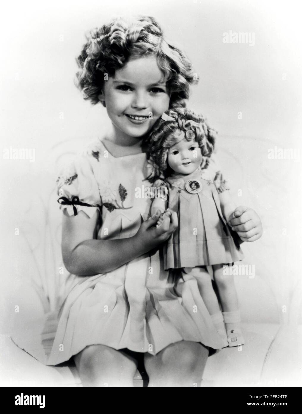 1934 ca., USA  : The child actress  SHIRLEY TEMPLE ( 1928 -  2014 )  with a look-a-like doll of himself , Fox movie pubblicity still   - MOVIE - FILM - CINEMA - portrait - ritratto  - boccoli - riccioli - curls   - bambino prodigio  -  bambola - bambole - giocattolo  - giocattoli -  celebrity celebrities actors actor actress personality personalities with dolls  - toy - toys  - celebrità attori attrici personalità con - smile - sorriso   ----  Archivio GBB Stock Photo