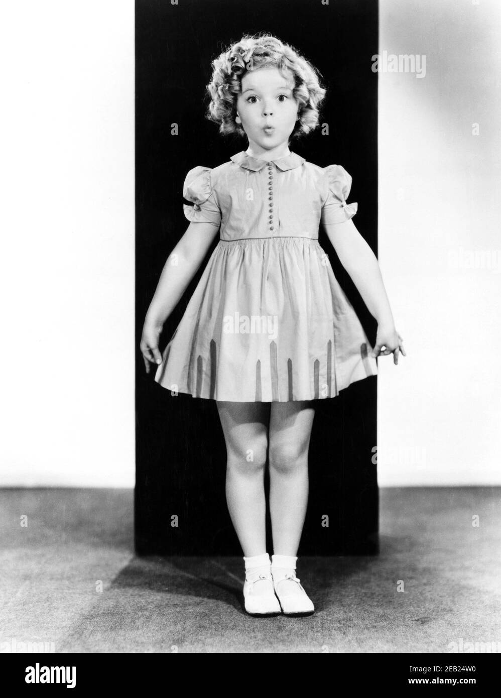 1936 ca., USA : The child actress SHIRLEY TEMPLE ( 1928 - 2014 ) , Fox  movie pubblicity still - MOVIE - FILM - CINEMA - portrait - ritratto -  boccoli - riccioli - curls - bambino prodigio - shoes - scarpe alla bebè  ---- Archivio GBB Stock Photo - Alamy