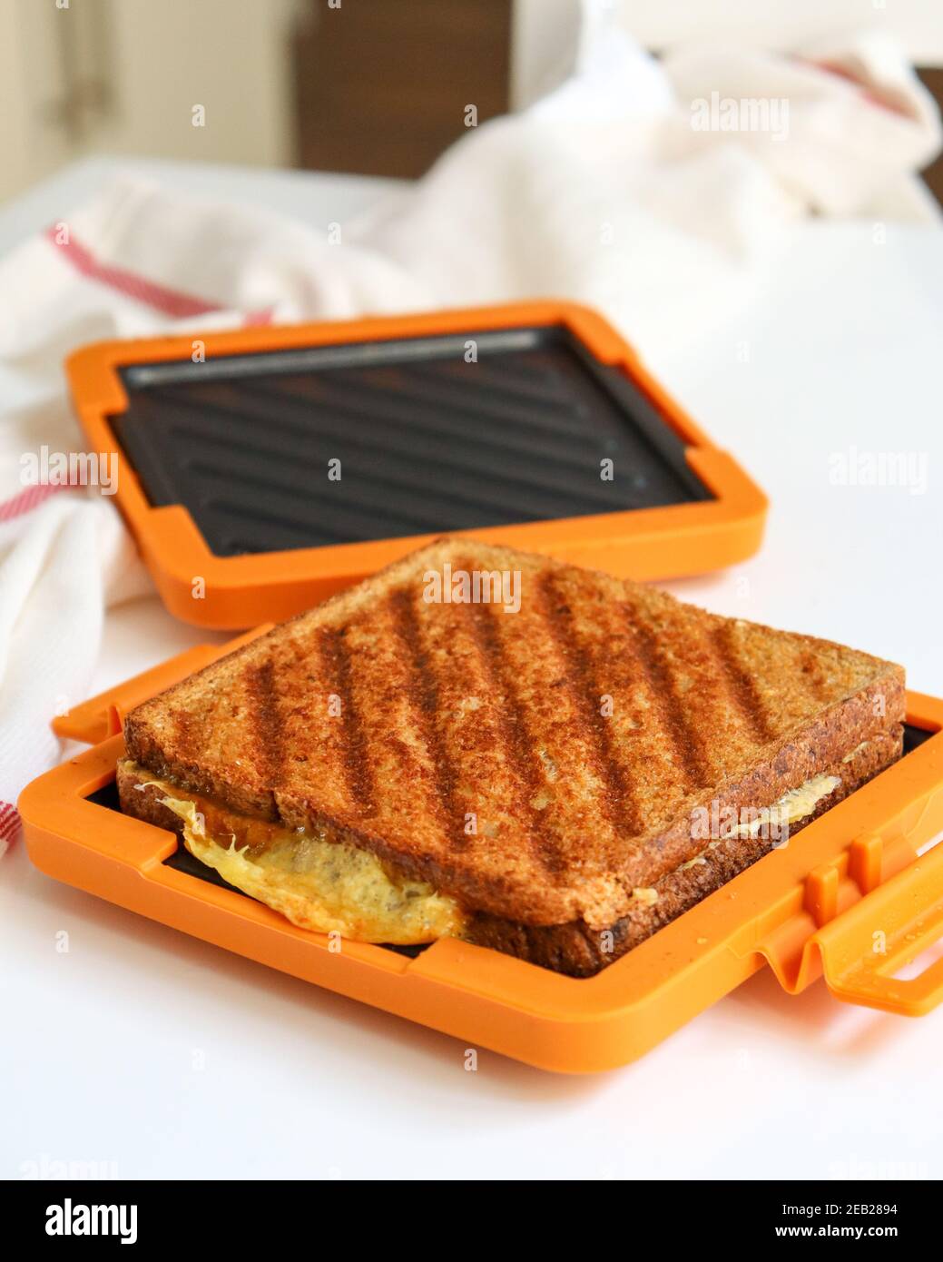 https://c8.alamy.com/comp/2EB2894/morphy-richards-mico-toastie-toasted-sandwiches-microwave-cookware-kitchen-food-preparation-cooking-snack-grilled-sandwich-ve-2EB2894.jpg