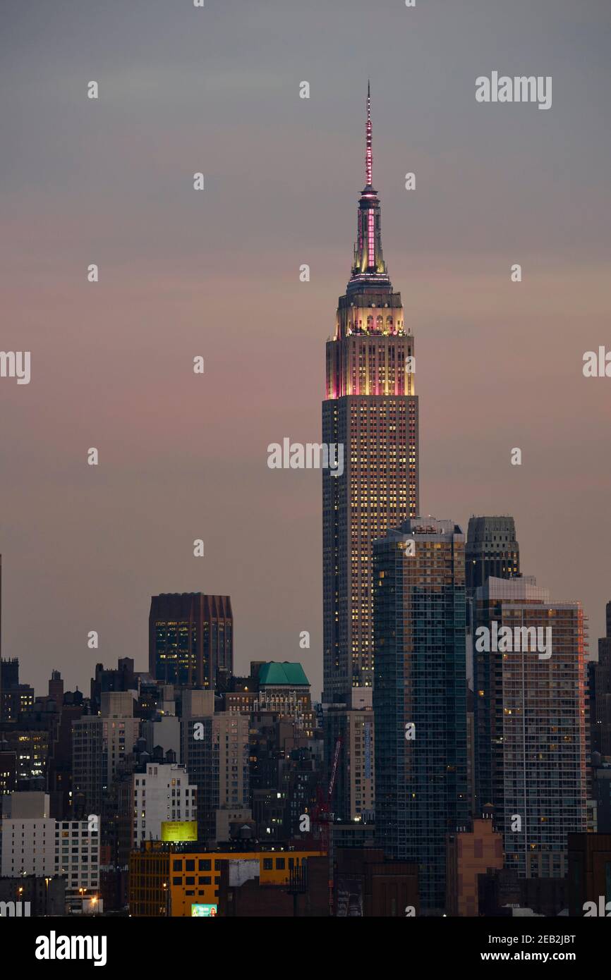 The Empire State Building and midtown Manhattan at twilight, New York ...